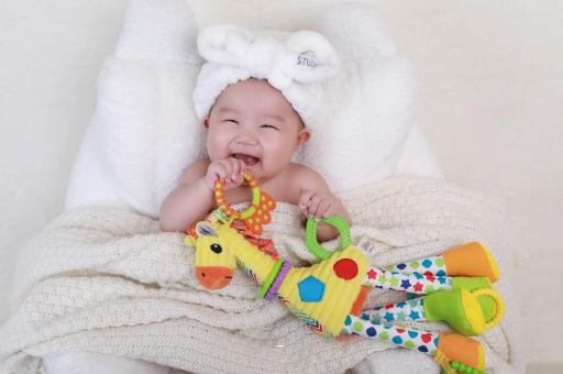 浚县宝宝咬手指甲